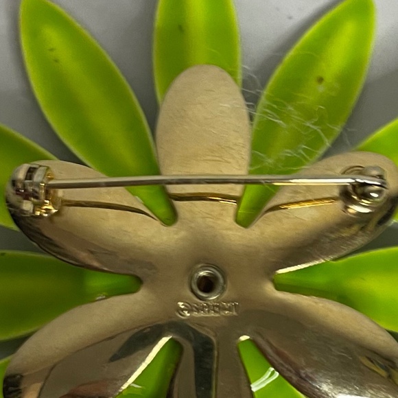 HP 💕 sixties mod chartreuse lime green metallic daisy broach w gold center pin! - Picture 9 of 14